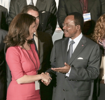 Emmanuel Nganou Djoumessi, ministre de l'Economie, de la Planification et de l'Aménagement du territoire du Cameroun, et Yasmine Bahri Domon, présidente de la Fondation EMA Invest, au 9eme forum EMA Invest à Genève, le 3 octobre 2013