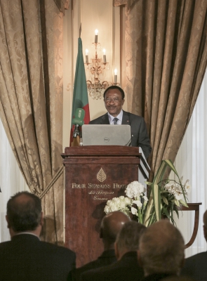 Emmanuel NGanou Djoumessi, ministre de l'Economie, de la Planification et de l'Aménagement du territoire du Cameroun, au 9ème forum EMA Invest à Genève, le 3 octobre 2013
